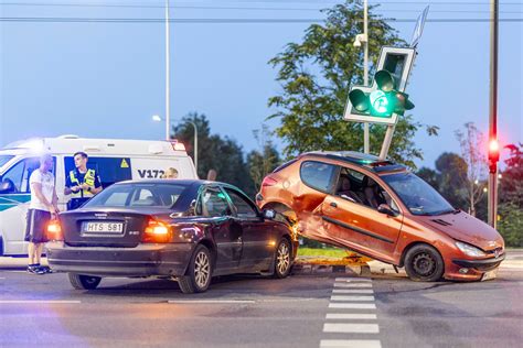 Teminė nuotrauka: du automobiliai po susidūrimo, avariniai ženklai