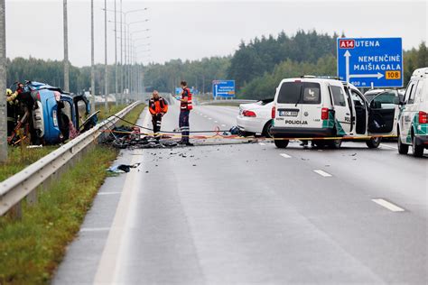 apibendrinantis vaizdas automobilio avarijos vietos su sumaitotu BMW