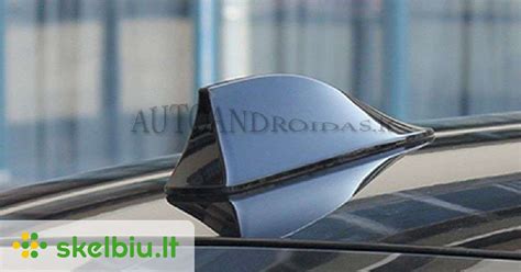BMW automobilis su sumontuota „ryklio peleko“ tipo antena ant stogo