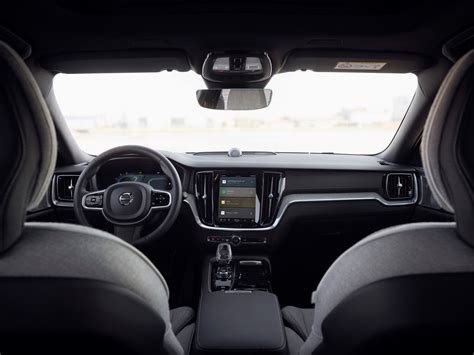Volvo V60 Plug-in Hybrid R-Design eksterjero ir interjero nuotrauka, akcentuojanti sportiškumą