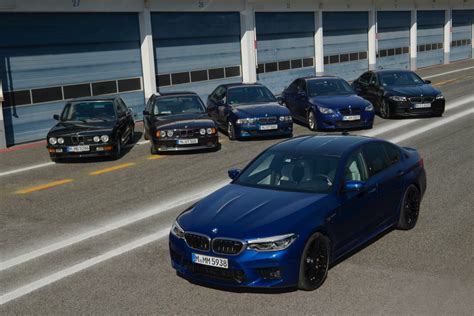 BMW 5 serijos modelių evoliucijos iliustracija (E34, E39, E60)