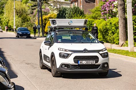 Tematinė nuotrauka: automobilis su sumontuota stogo bagažine kelionėje