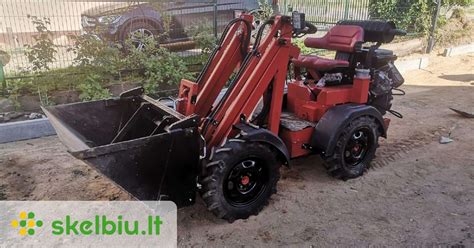 Teminis Bobcat 751 mini krautuvas darbe, atliekantis kasimo ar krovimo darbus