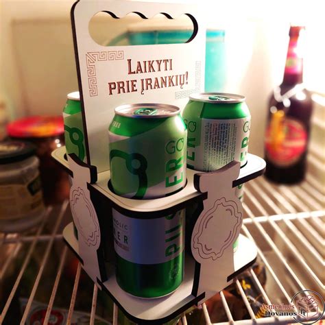 Alkoholinio alaus skardinių nuotrauka, rastų avarijos vietoje