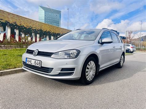 Nuotrauka su automobilio VW Golf varikliu ir detalėmis vidury kelio po smūgio