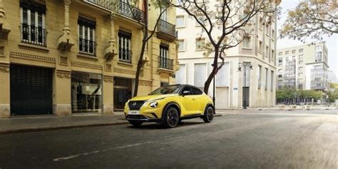 Tematinė nuotrauka: Naujas Nissan Juke važiuojantis miesto gatvėmis, pabrėžiant jo modernų dizainą ir technologijas.