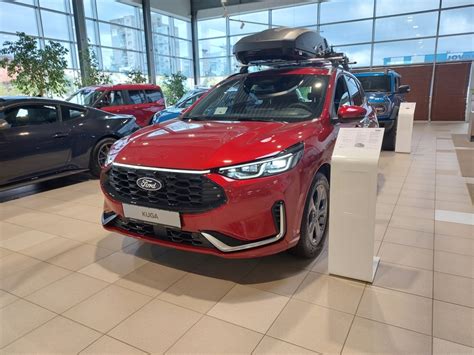 Ford Kuga automobilio nuotrauka kelyje, pabrėžianti jo universalumą ir SUV dizainą