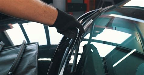 nuotrauka, kaip nuimti priekinio stiklo apipurškimo purkštuką ant Opel Zafira