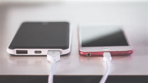 Fotografija: ištinusi telefono baterija ir deformuotas korpusas