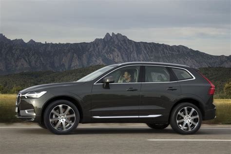 Volvo XC60 T6 automobilis kelyje