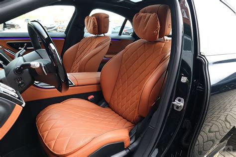 Erdvus ir prabangus Mercedes-Benz S klasės W220 interjeras su medžio apdaila ir odinėmis sėdynėmis