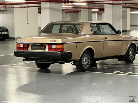 Klasikinis Volvo 240 modelis ir prabangioji Bertone sukonstruota 262C kupė versija