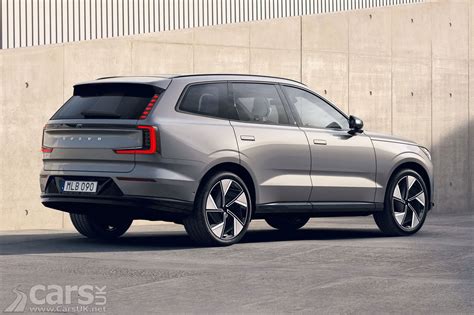 Moderniųjų Volvo EX90 ir XC90 visureigių palyginimas šalia įkrovimo stotelės