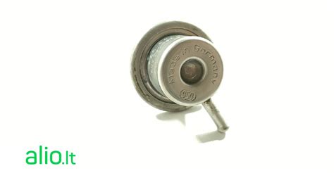 nuotrauka, kurioje rodomas degalų siurblio išėmimas iš BMW E46 degalų bako