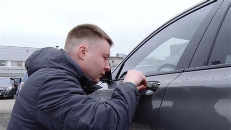 Teminė nuotrauka: meistras taiso Škoda automobilio raktą