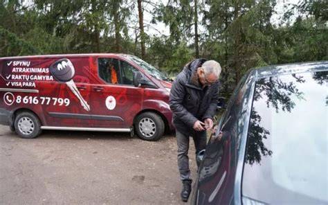 Teminė nuotrauka: avarinis automobilio atrakinimas