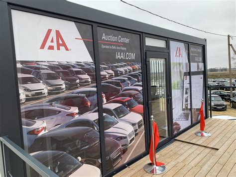 Vizualizacija su pagrindinių automobilių aukcionų JAV logotipais ir adresais
