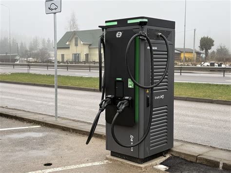 nuotrauka, elektromobilis įkraunamas itin greito įkrovimo stotelėje