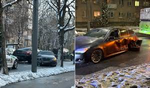 Teminė nuotrauka: du automobiliai, apgadinti iš galo, stovi toje pačioje eismo juostoje su įjungtomis avarinėmis šviesomis ir pastatytu avariniu ženklu.
