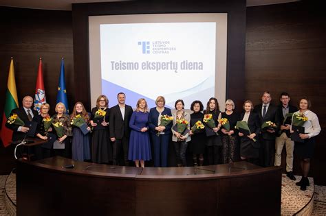 Lietuvos Aukščiausiojo Teismo emblemą iliustruojanti nuotrauka.