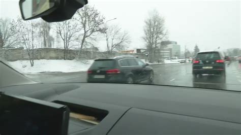 Teminė nuotrauka: du žmonės dalinasi vairavimu ilgą kelionę, šypsosi prie vairo