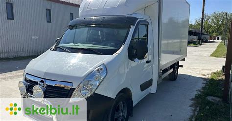 furgonas su siuntomis mieste