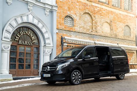 Monika Žižiūnė dirbanti su automobilių interjeru