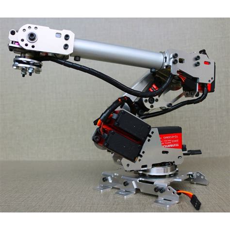Pramoninio roboto ranka su servo pavara