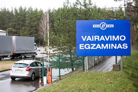 Sunkvežimio vairavimo simuliatoriaus darbo vieta su trimis ekranais ir judesio platforma