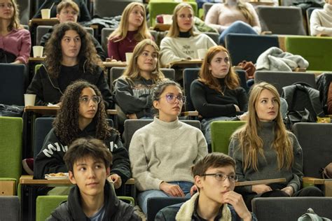 Akademinis pastatas arba studentai auditorijoje