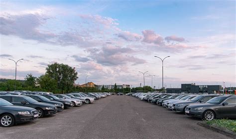 Bendras naudotų automobilių aikštelės vaizdas Belgijoje