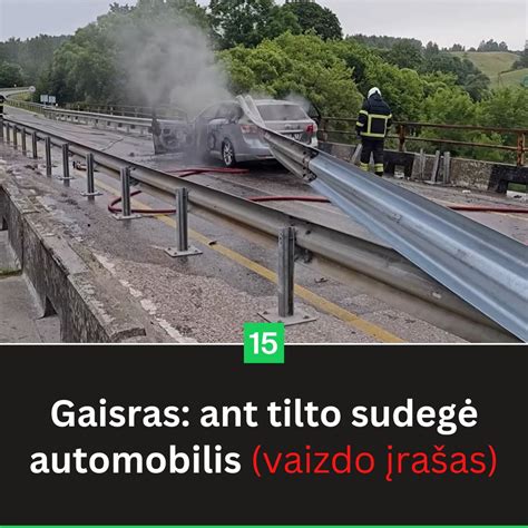 automobilis atsitrenkęs į kelio barjerus ir gaireles