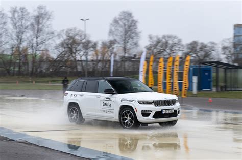 Demonstracinis automobilio slydimas posūkyje