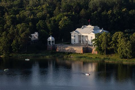 Istorinio garo varikliu varomo vežimėlio iliustracija