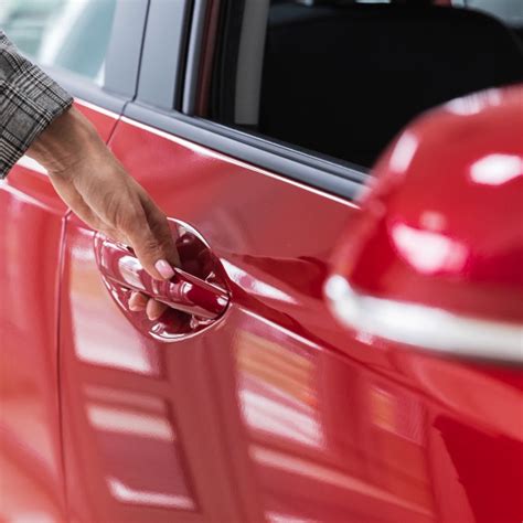 Nuotrauka, iliustruojanti, kaip senesnio modelio automobilį galima atrakinti plokščiu atsuktuvu