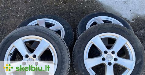 Nissan X-Trail su skirtingų dydžių ratlankiais, vizualiai demonstruojančiais skirtumus