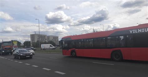 istorinio, aptakaus autobuso nuotrauka, važiuojančio autobanu