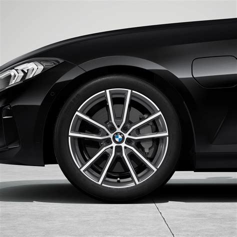 BMW 1 serijos automobilio su elegantiškais 17 colių lietiniais ratlankiais nuotrauka