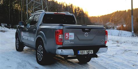 nuotrauka: Nissan Navara automobilis, važiuojantis bekele