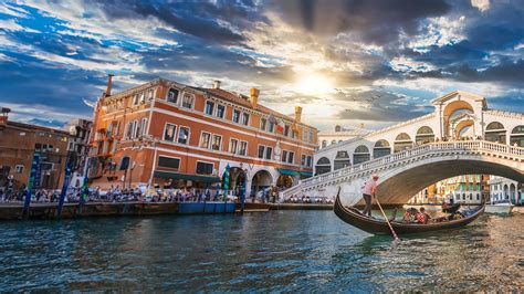 Venecijos panorama su Didžiuoju kanalu ir gondolomis