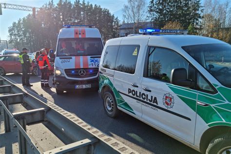 Automobilis, įstrigęs pusnyje, bando išvažiuoti atbuline eiga