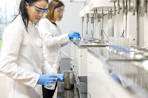 Foto: cheminės laboratorijos įranga, naudojama degalų kokybei tirti