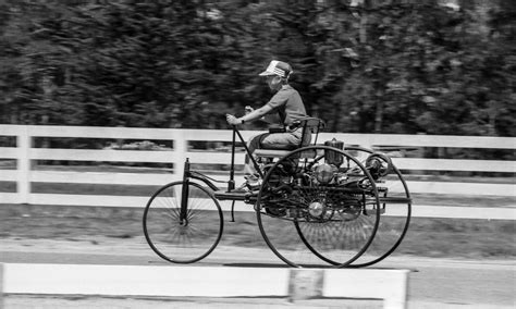 Fotografija, vaizduojanti Berthą Benz su sūnumis prie „Benz Patent-Motorwagen Nr. 3“