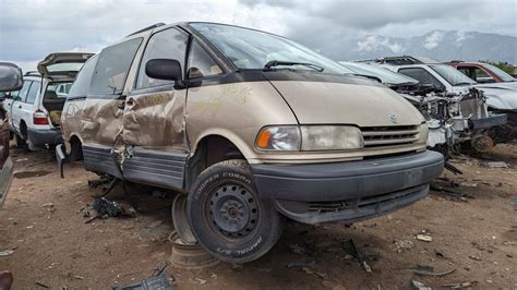 Toyota Previa skirtingų kartų iliustracija