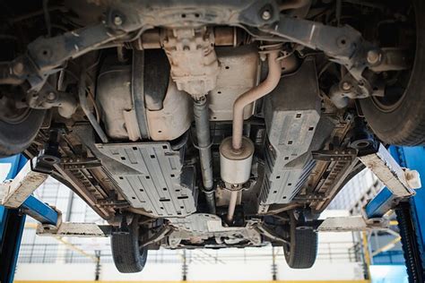 Automobilio dugnas, padengtas purvu ir drėgme
