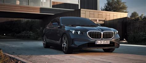BMW 5 serijos universalas greitkelyje demonstruojantis stabilumą ir valdymą
