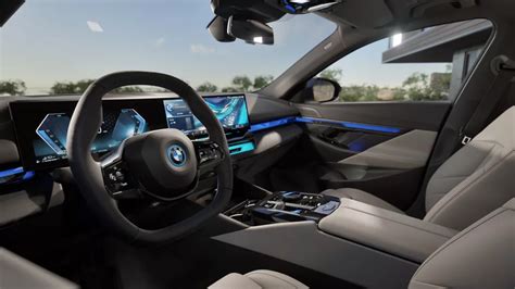 Naujojo BMW 5 serijos interjero vaizdas su skaitmeniniais ekranais ir apdailos elementais