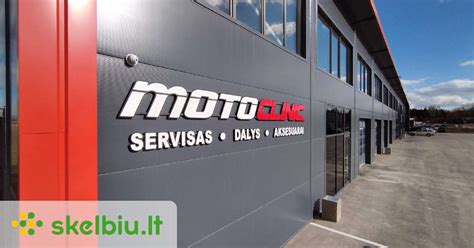 Profesionalus motociklų mechanikas dirba servise