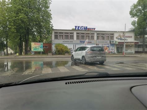 Teminis automobilis mieste su matoma tarša arba žaliąja zona
