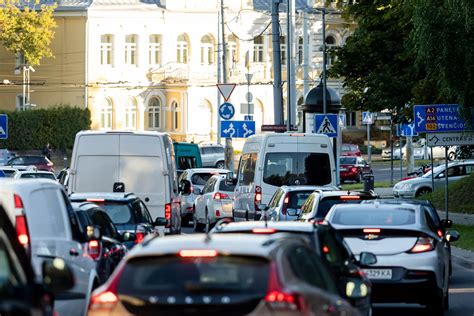 Asmuo, gaunantis socialinę paramą arba senjoras, šalia naujo, mažiau taršaus automobilio